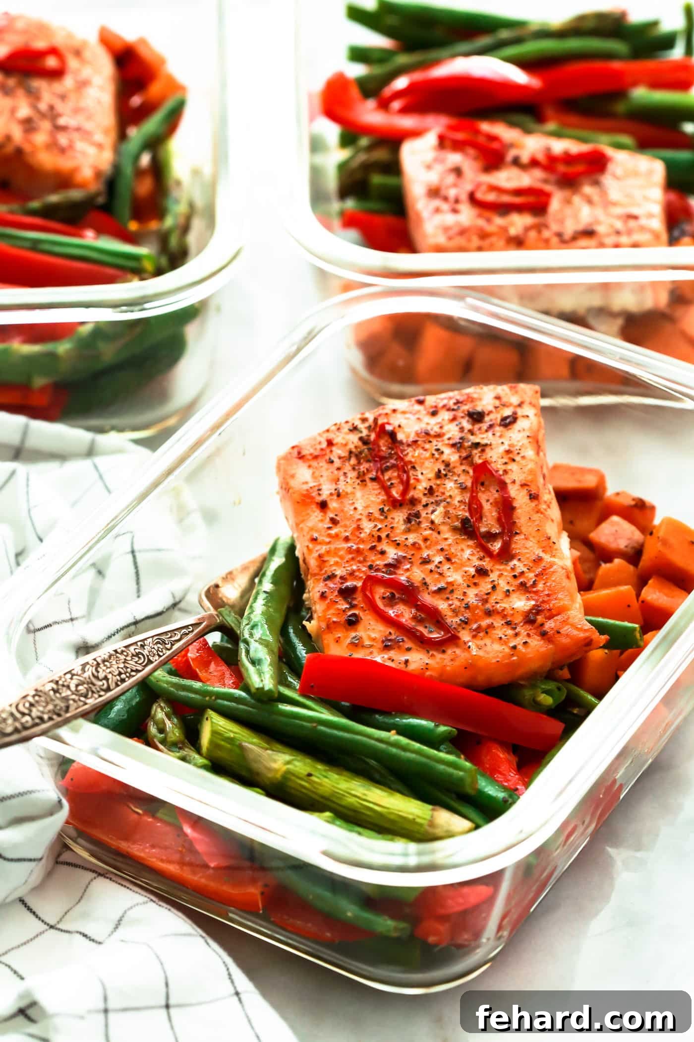 Spicy Salmon Vegetable Meal-Prep Bowls – A Delicious & Healthy One-Pan Recipe